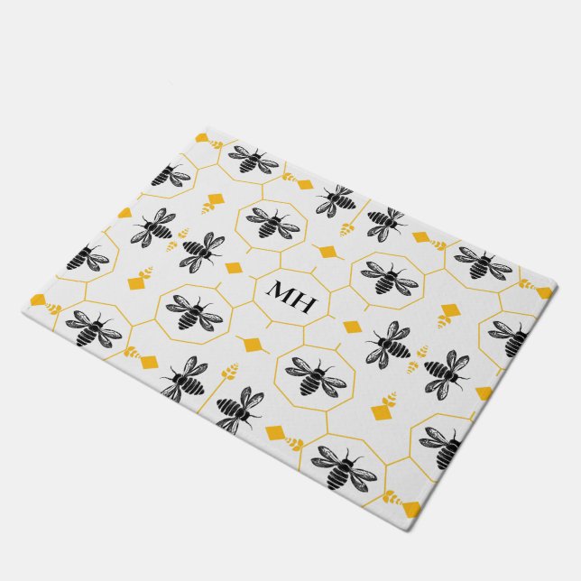 Modern Yellow Black Bee Pattern Elegant Monogram Fußmatte (Schrägansicht)
