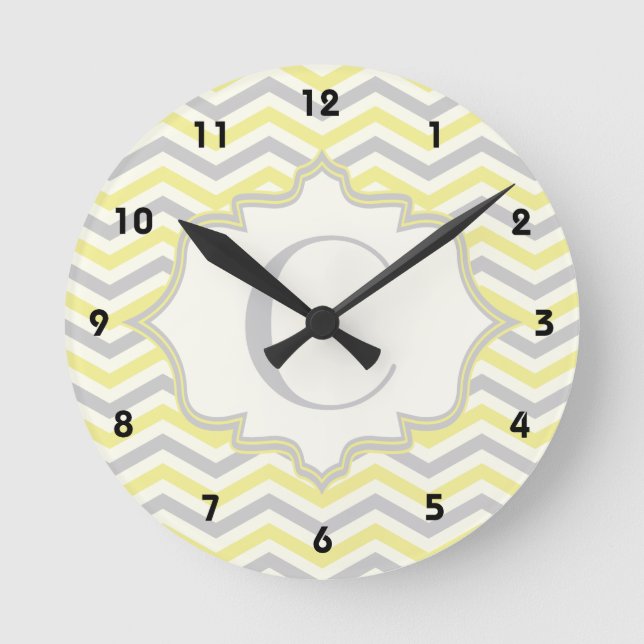 Modern yellow, grey, ivory chevron pattern custom runde wanduhr (Vorderseite)