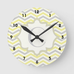 Modern yellow, grey, ivory chevron pattern custom runde wanduhr