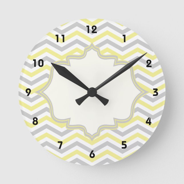 Modern yellow, grey, ivory chevron pattern custom runde wanduhr (Vorderseite)