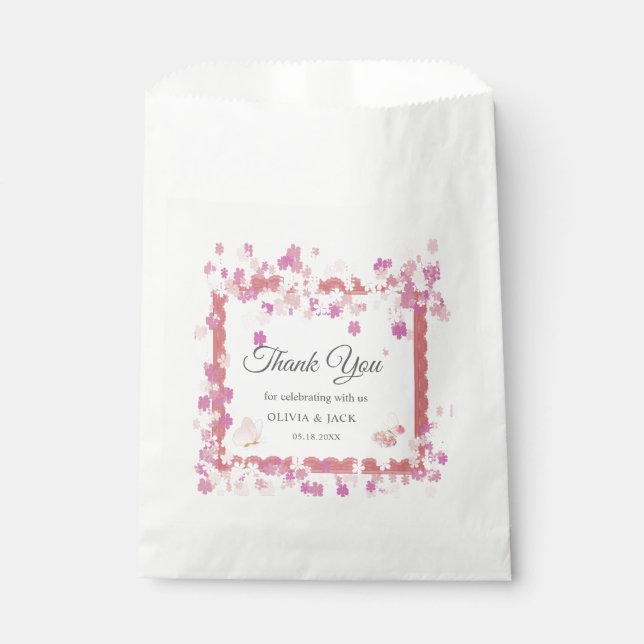 Modern zartes Rosa Blütenblüten und Schmetterling  Geschenktütchen (Vorderseite)