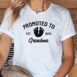 Modern zur Oma befördert Baby Fußabdrücke Tri-Blend Shirt
