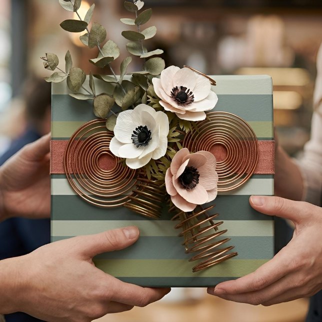 Moderna Linear | Aged Sage & Winter Moss Geschenkpapier (Lifestyle Shot)