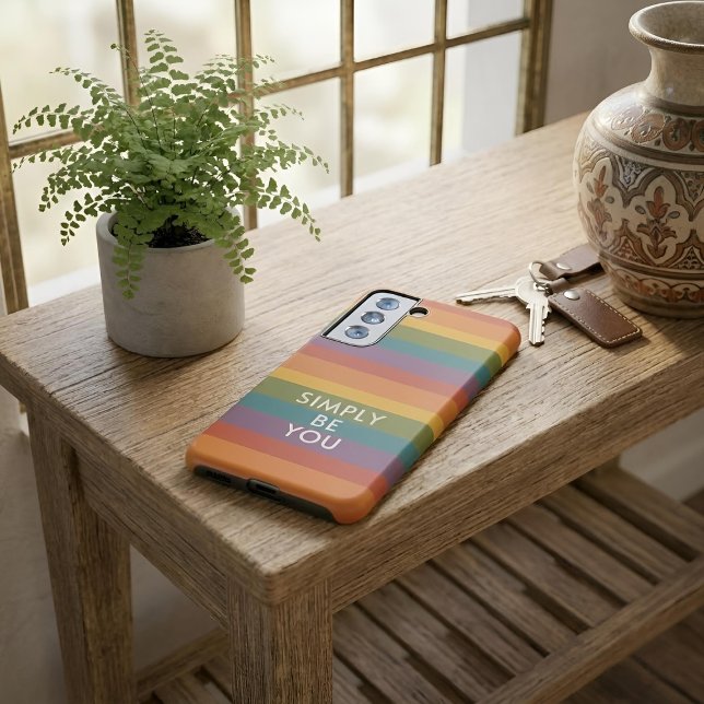 Moderna Linear | MCM Regenbogen sei du selbst Samsung Galaxy Hülle (Lifestyle Shot)