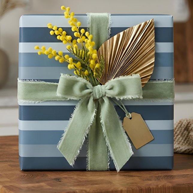 Moderna Linear | Schiefer & Nordsee Geschenkpapier (Lifestyle Shot)