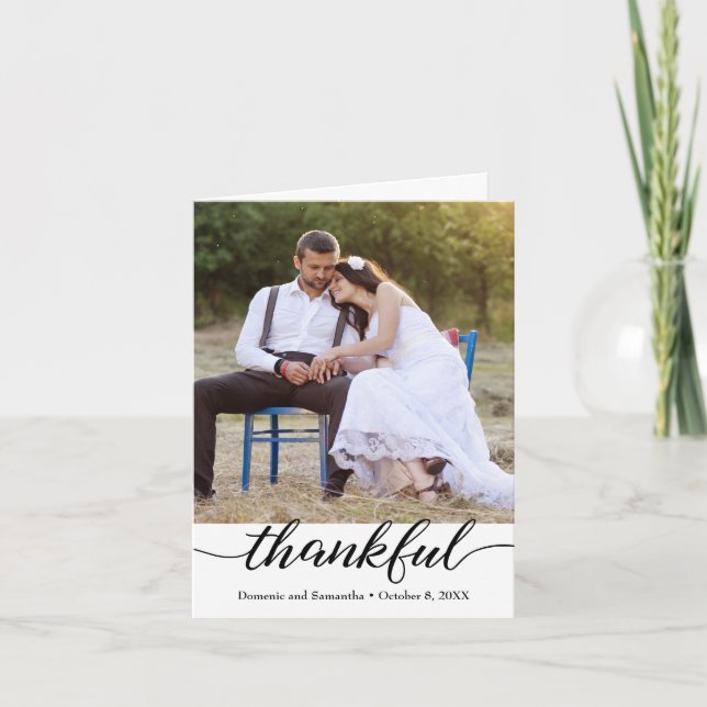 Moderne 2-Foto-Schrift dankbar für Hochzeit Dankeskarte (Vorderseite)