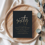 Moderne 60. Geburtstag einfach, stilvoll und elega Einladungspostkarte<br><div class="desc">Moderne 60. Geburtstag einfach stilvolle elegante Gold-Drehbuch & geometrischen 60. Geburtstag laden ein. Modernes geometrisches Backermuster. Teil einer Sammlung.</div>