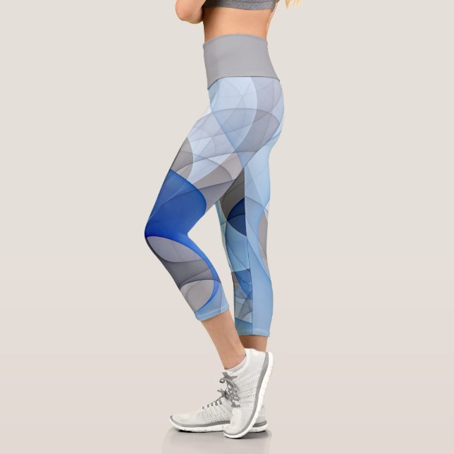 Moderne Abstrakte blaugraue Fraktal Grafik Capri Leggings (Links)