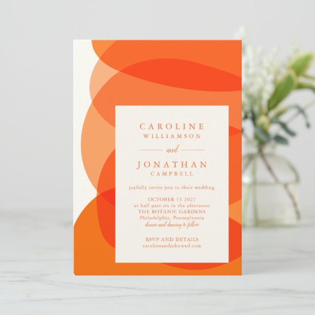Moderne Abstrakte Formen bei Orange Chic Wedding Einladung (Stehend Vorderseite)