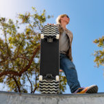 Moderne Abstrakte Waves auf schwarz Skateboard<br><div class="desc">Moderne Abstrakte Waves auf schwarzem Skateboard. Dieses Skateboard kommt mit abstrakten digitalen Wellen auf beiden Seiten. Der Hintergrund ist schwarz.</div>