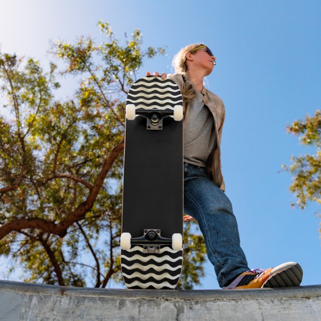 Moderne Abstrakte Waves auf schwarz Skateboard (Außenbereich 1)