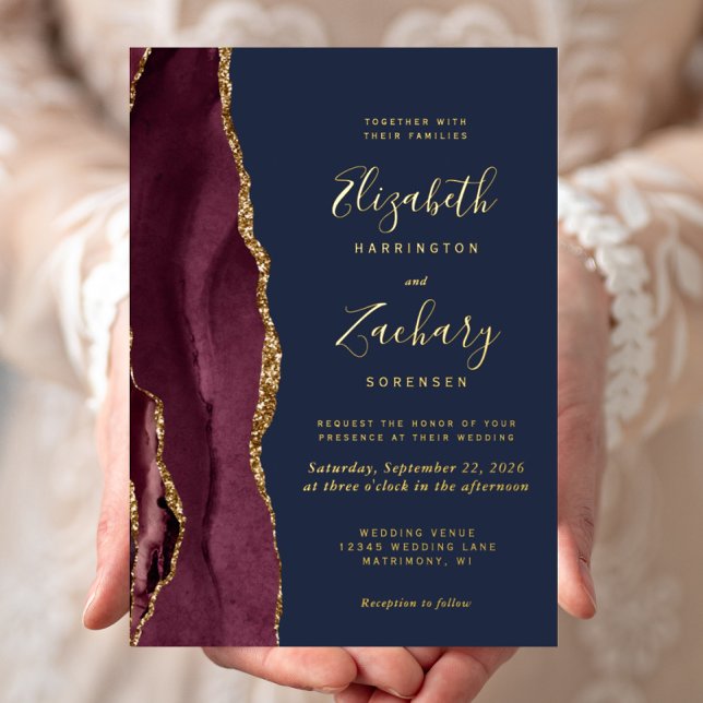 Moderne Agate Burgundy Red Gold Navy Hochzeit Folieneinladung (Von Creator hochgeladen)