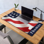 Moderne amerikanische Flagge Personalisiert Patrio Schreibtischunterlage<br><div class="desc">American Flag Desk Mat - Amerikanische Flagge modernes rot-blau Design . Personalisieren Sie mit Militär , Polizeibeamten oder Veteranen-Namen. Diese personalisierte Militärschreibmatte eignet sich hervorragend für militärische Zweigstellen, Veteranen, Polizeiabteilungen und Strafverfolgungsbeamte. COPYRIGHT © 2023 Judy Burrows, Black Dog Art - Alle Rechte vorbehalten. Moderne amerikanische Flagge Personalisierter Patriotischer Schreibtisch Mat...</div>