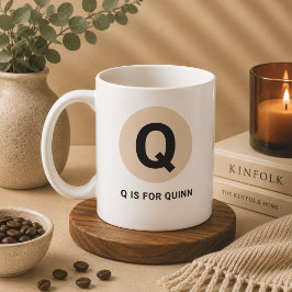 Moderne Anfangs-Tasse – „Q steht für [Name]“-Desig Kaffeetasse