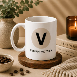 Moderne Anfangsbuchstabe-Tasse – „V steht für [Nam Kaffeetasse