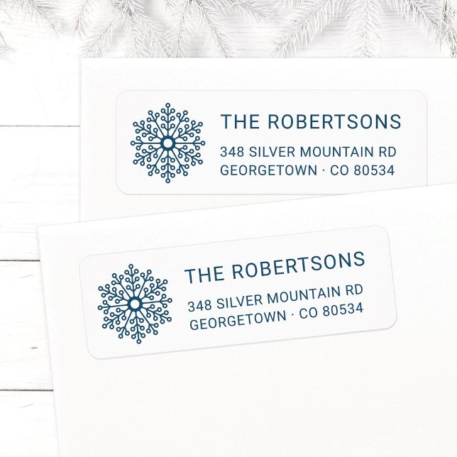Moderne Aquamarine Snowflake Weihnachten Rücksende (Modern, elegant Snowflake Christmas return address labels in teal blue with family name.)