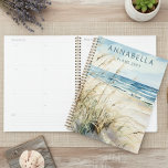 Moderne Aquarellküste Privatstrand Planer<br><div class="desc">Behalt deinen Tagesplan mit diesem Stranddesign stilvoll. Dieses einfache Design zeichnet sich durch ein wunderschönes Aquarelldesign aus, das sanfte Gezeiten und sanftes Waschen an einer Sandküste und zartes Meeresgras bietet. Ideal für Strandliebhaber. Erstellt von der einfachen Farmhouse Press.</div>