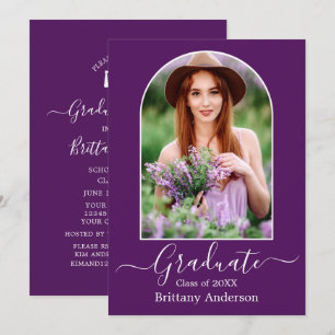 Moderne Arch Calligraphy Lila Graduation Party Einladung