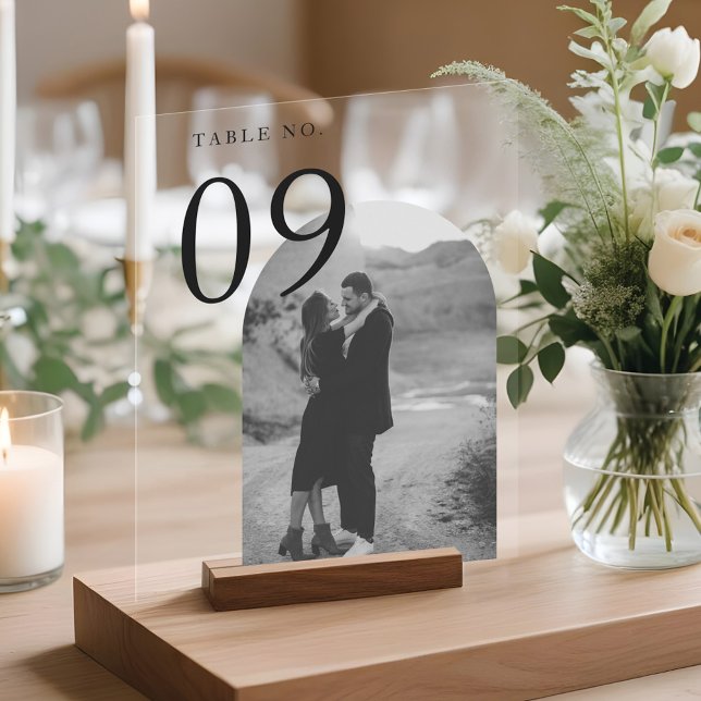 Moderne Arch Couple's Foto Wedding Tischnummer Acrylschild (Modern Arch Couple's Photo Wedding Table Number Acrylic Sign)