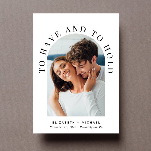 Moderne Arch Foto Hochzeit Einladung (Celebrate your love story with an invitation showcasing your favorite photo in an elegant arch frame)