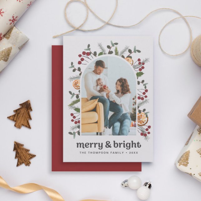 Moderne Arch Frame Familie Foto Weihnachten Botani (Merry and Bright holiday arch foliage family photo christmas card)