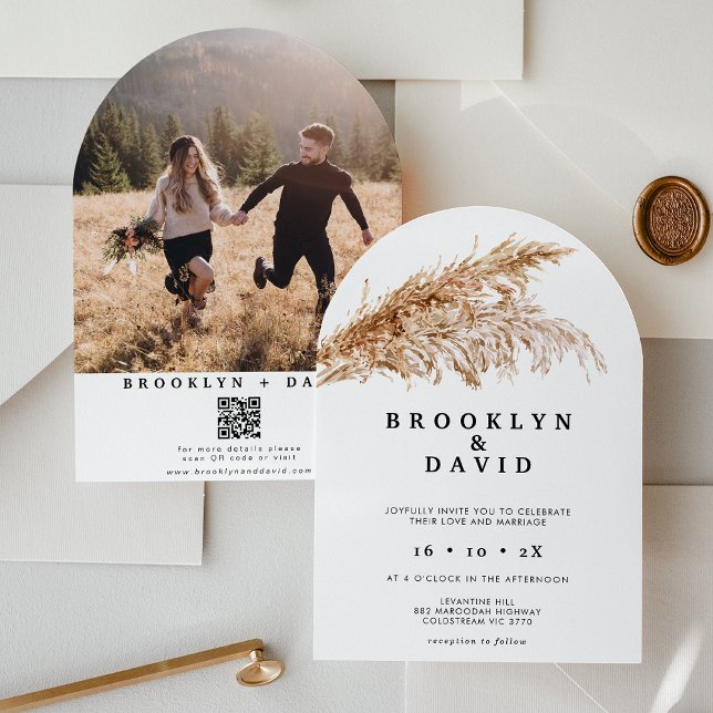Moderne Arched Boho Pampas Grass Wedding Einladung (Arched Boho Pampas Grass Wedding Invitation, Bohemian, Watercolor Pampas Grass, QR Code, Photo)
