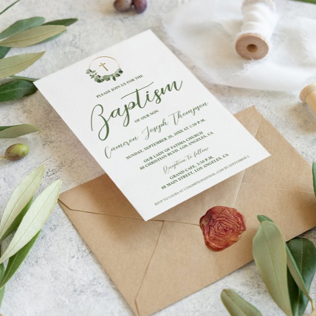 Moderne Baby-Taufe Wreath Gold Cross Green Motif Einladung (Green white baptism modern wreath with gold cross invitation.)