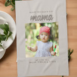 Moderne Beige Mama Kinder Foto Muttertag Geschirrtuch<br><div class="desc">Modernes Beige Mama Kid's Names Mother's Day Küchentuch. Beigefarbenes Handtuch mit individuellem Foto. Glücklicher Muttertag Text,  Mutter und Text mit Kindernamen. Lieblicher Sake für Mutter.</div>