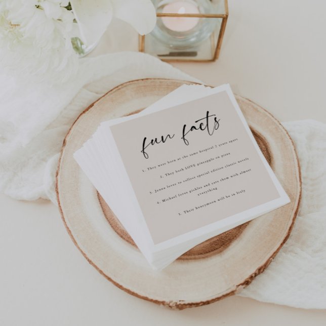 Moderne Beige Script 'Fun Facts' Hochzeit Serviette (Von Creator hochgeladen)