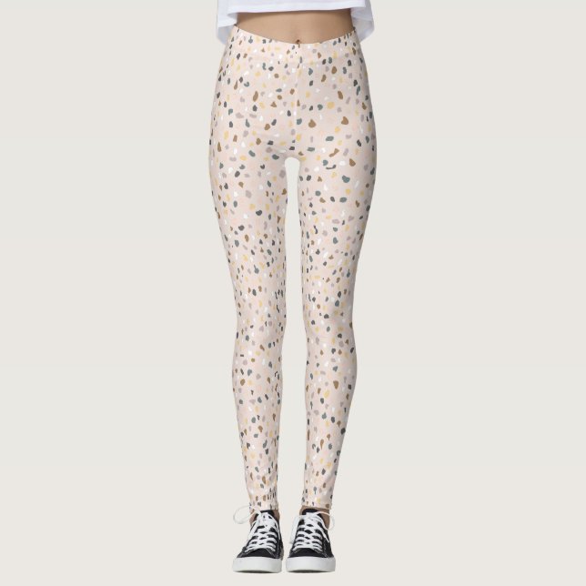 Moderne beige Terrazzo Muster Leggings (Vorderseite)