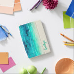 Moderne bemalte glitzernde Meere Name Aqua Sand iPad Mini Hülle<br><div class="desc">gemustertes,  originelles Meer- und Sandgehäuse in Aqua,  grün blau mit weißen Wellen und sandigen Farbtönen. Passen Sie den Namen Ihrer Wahl an. Beispiel liest Kaitlyn. Original handgemalte Kunstwerke mit grafischem Overlay-Design von Sarah Trett für www.mylittleeden.com</div>