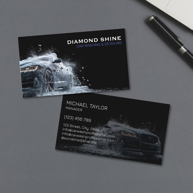 Moderne Berufliche Autos, die die Reinigung von Wa Visitenkarte (modern luxury black sports car in the splash of water and soap foam for car detailing business)