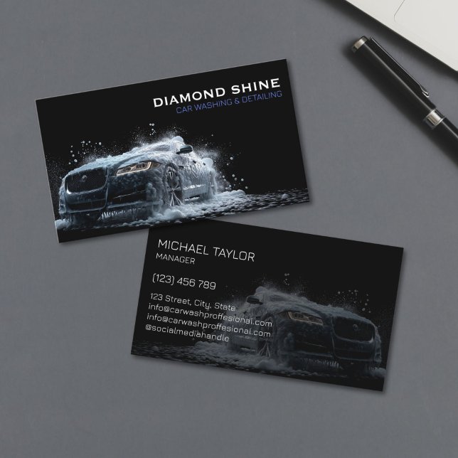 Moderne Berufliche Autos, die die Reinigung von Wa Visitenkarte (modern luxury black sports car in the splash of water and soap foam for car detailing business)