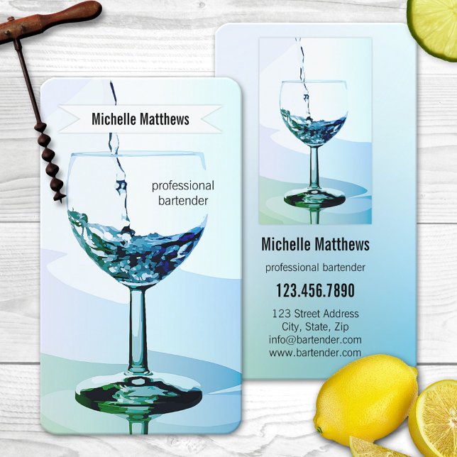 Moderne Berufliche Barkeeper-Visitenkarte Visitenkarte (Simple bartender business card with a painting of a glass with a liquid being poured in)