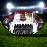 Moderne Bezeichnung und Foto halten Geschenk Football<br><div class="desc">Gedenken Sie besondere Momente mit unserem Individuelle Name und Text Foto Keepake Geschenk American Football. Mit diesem personalisierten Fußball können Sie einen Namen, einen benutzerdefinierten Text und ein hochgehaltenes Foto hinzufügen und so ein einzigartiges Medaillon für Spieler, Trainer oder Fans schaffen. Es ist mit hochwertigen Materialien gefertigt und eignet sich...</div>