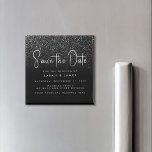 Moderne Black Glitzer Chic Wedding Save the Date Magnet<br><div class="desc">Eine einfache Moderne speichert den Datums-Magneten. Personalisieren Sie dieses minimalistisch schwarz-weiß Design,  um Ihre persönlichen Daten und Nachricht zu haben. Enthält Skriptkalligraphie Typografie und Imitate Glitzer-Hintergrund.</div>