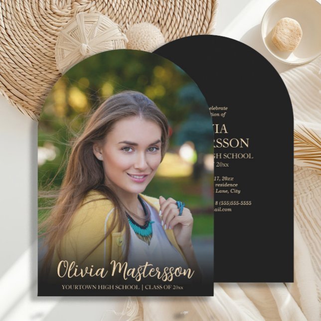 Moderne Black Gold Arch Foto Graduation Party Einladung (Black and gold arch-shaped graduation party photo invitation.)