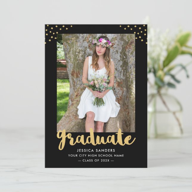 Moderne Black Gold Foto Graduation Party Einladung (Stehend Vorderseite)
