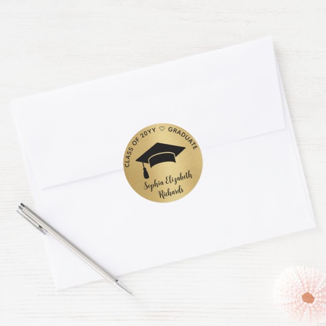 Moderne Black Gold Graduation Cap Class 2024 Runder Aufkleber (Umschlag)