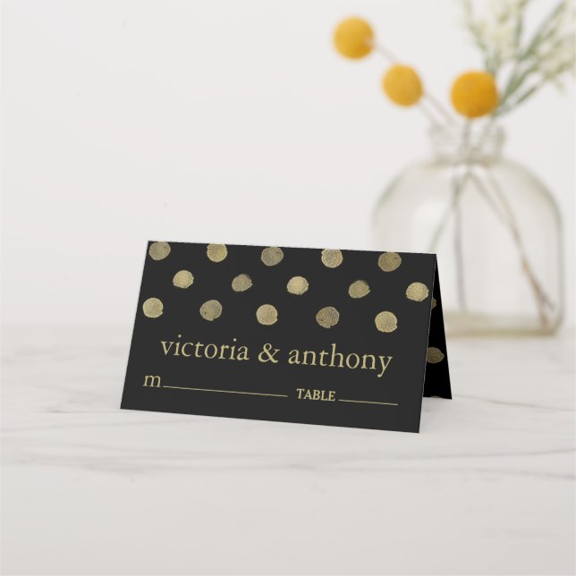 Moderne Black & Gold Polka Dots Hochzeit Platzkarte (Vorderseite)