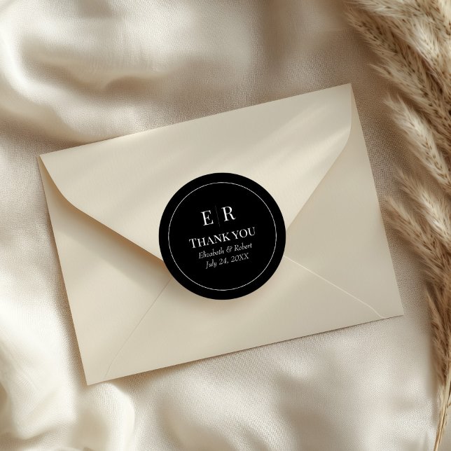Moderne Black Monogram Wedding Danke Runder Aufkleber (Modern Black Monogram Wedding Thank You Classic Round Sticker on an elegant wedding envelope.)
