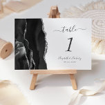 Moderne Black Silver Agate Hochzeit Tischnummer<br><div class="desc">Der links Rand dieser eleganten modernen Hochzeitskarte weist eine schwarze Aquarellwand auf,  die mit Imitaten aus silberfarbenem Glitzer bestickt ist. Der individuell anpassbare Text kombiniert handgeschriebene Holzkohle und kursiv und kopperplate Schriftart auf weißem Hintergrund.</div>