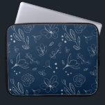 Moderne blaue Blütendarstellung der Marine Laptopschutzhülle<br><div class="desc">Das neue Notebook "The Modern Navy Blue Floral Illustration Laptop Case" - eine Kombination aus Stil und Funktionalität für den Fashion-Forward-Technikbegeisterten. Das elegante marineblaue Äußere, gepaart mit einem aufwändigen Blumendesign, verleiht Ihrem Notebook eine Touch von Eleganz. Siehe andere Optionen zur Fallgröße. Die Reißverschlüsse garantieren die praktische Handhabung und den behalt...</div>