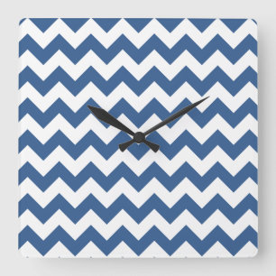 Moderne blaue Chevron-Streifen Quadratische Wanduhr