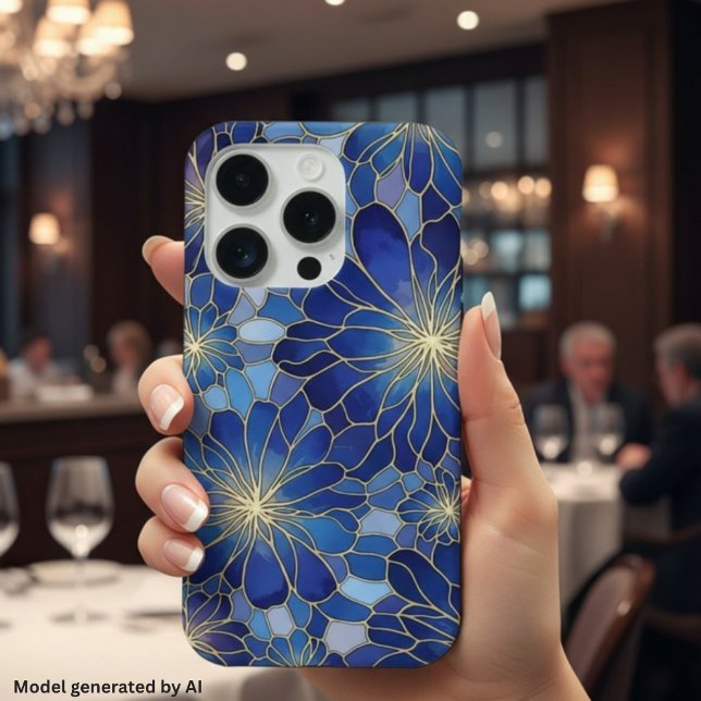 Moderne Blaue Gold Blumenmuster iPhone 15 Pro Hülle (Von Creator hochgeladen)