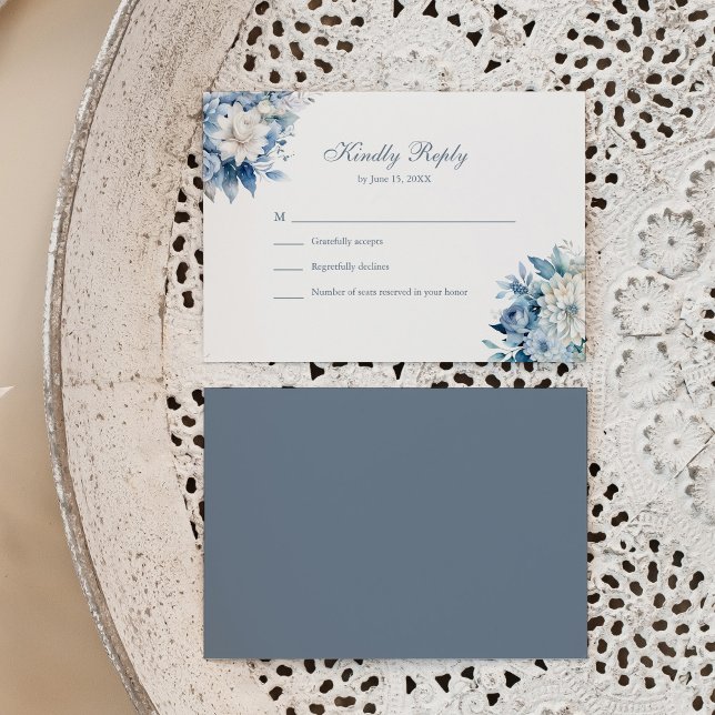 Moderne, blaue Wildblumen mit RSVP-Hochzeitkarte Dankeskarte (Modern Dusty Blue Wildflowers Wedding RSVP Card on a neutral boho plate.)