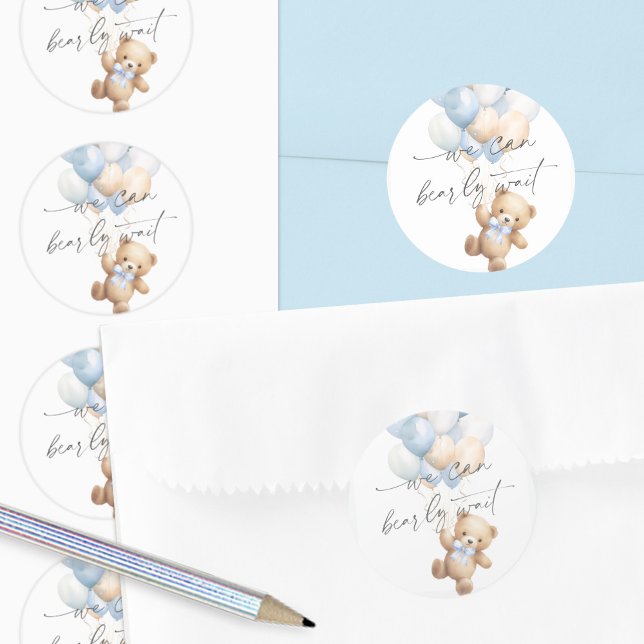 Moderne Blue Bearly Wait Baby Boy Dusche Runder Aufkleber (Blue We Can Bearly Wait, baby Boy Shower Envelope Seals.)
