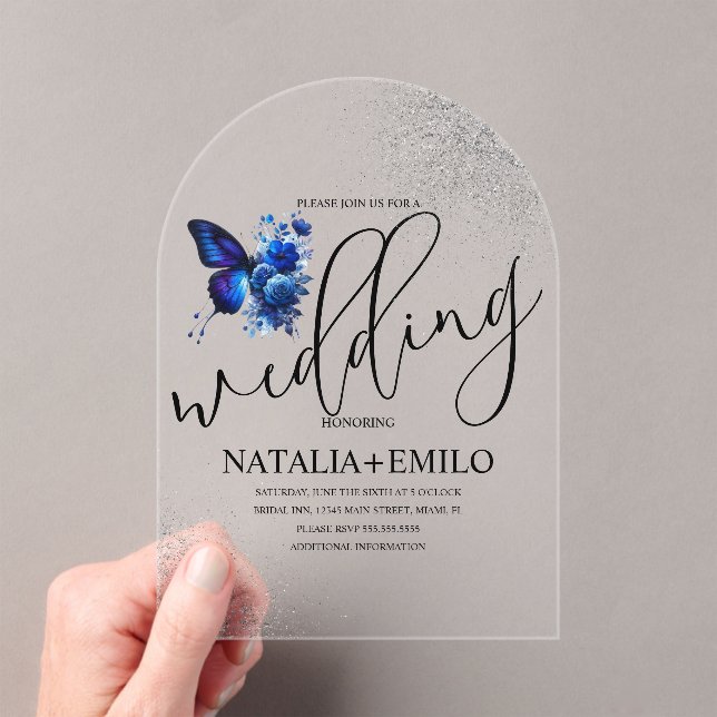 Moderne Blue Butterfly Script Minimal Wedding Acryleinladungen (Insitu (Handheld))
