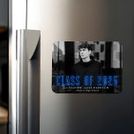 Moderne Blue Neon Class 2023 Foto Abschluss Magnet<br><div class="desc">Mit unseren Magneten aus dem Neon-Abschluss kündigen Sie die besondere Leistung Ihres Abschlusses an. Der moderne Abschluss Magnet zeigt das horizontale Foto des Absolventen mit "Class of 2023" in blauer Neonschrift. Personalisieren Sie den Magneten für den Foto-Abschluss, indem Sie den Namen und den Namen des Absolventen hinzufügen. Der Abschluss Foto...</div>