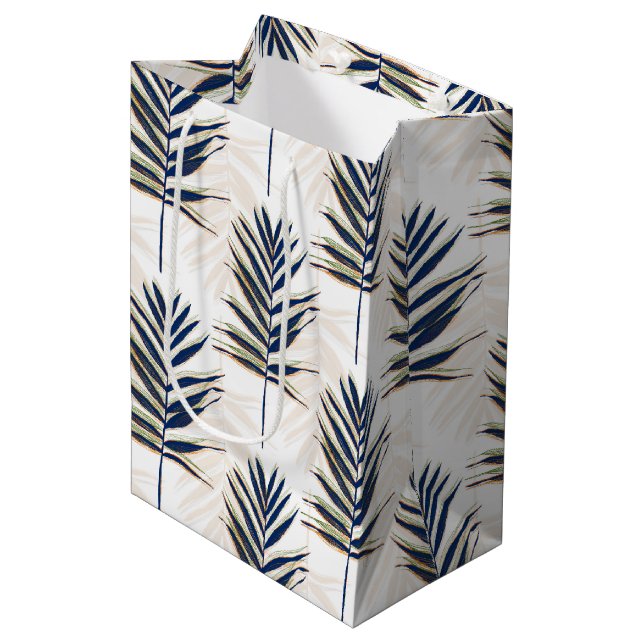 Moderne Blue Palm Blätter Gold Schlaglöcher Weißes Mittlere Geschenktüte (Vorderseite Schrägansicht)